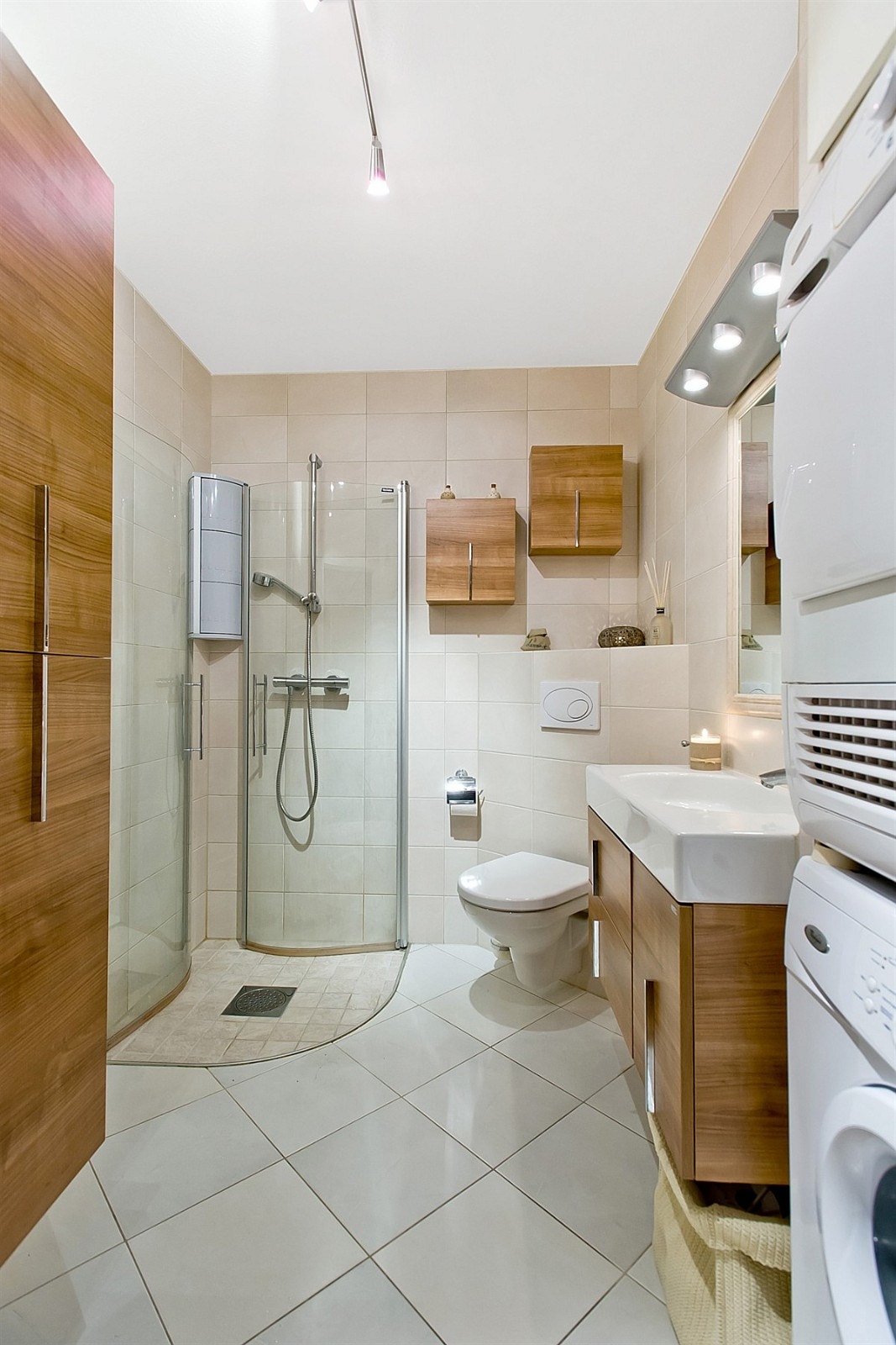 Bad med plass til vaskemaskin og tørketrommel Galleribilde