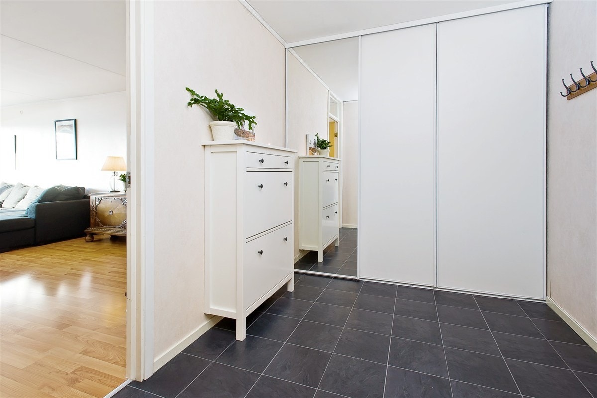 Entré med skyvedørsgarderobe Galleribilde