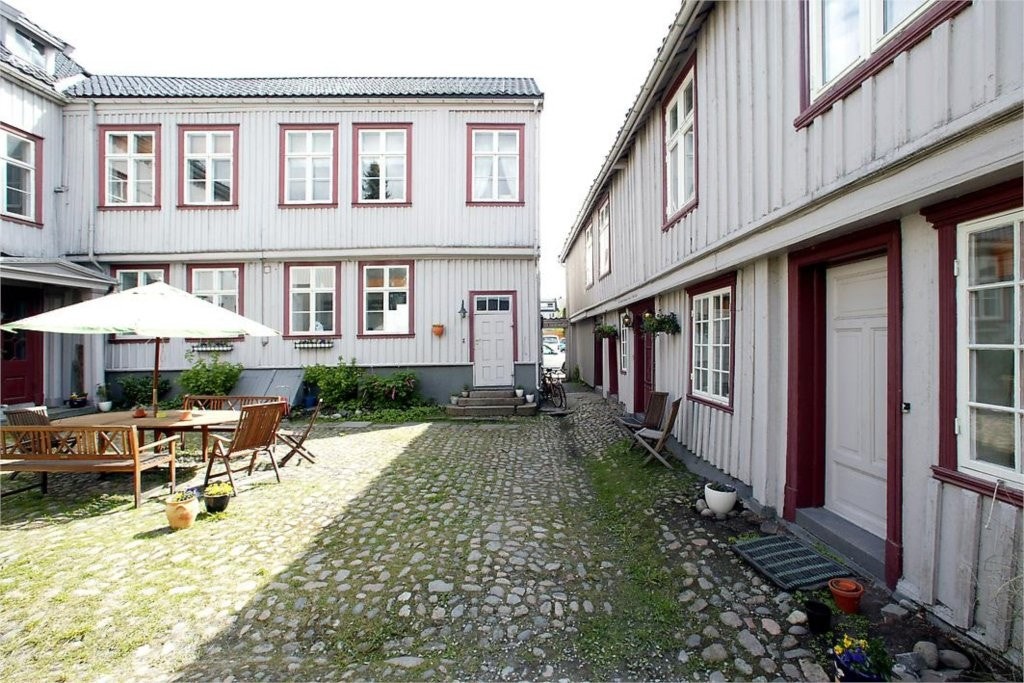 Fellesareal i skjermet bakgård Galleribilde