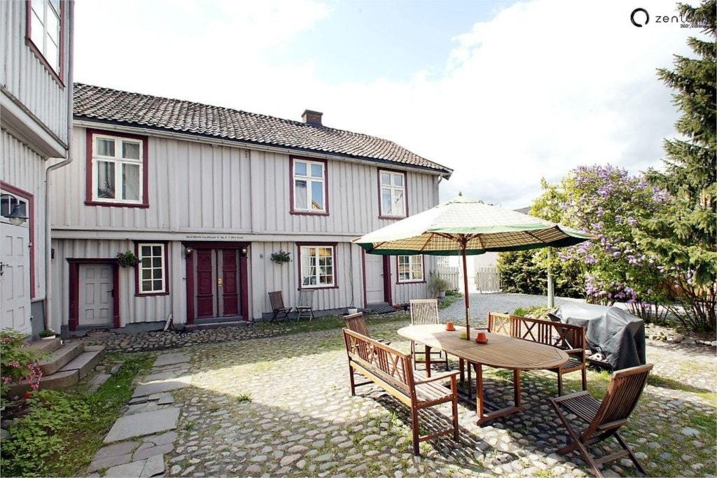 Fellesareal i skjermet bakgård Galleribilde