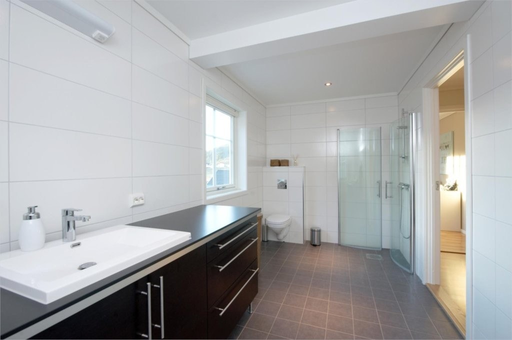 Bad i 2 etg bilde 2 (illustrasjonsbilde) Galleribilde