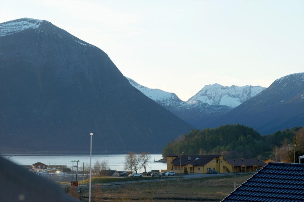 Utsikt mot fjord og fjell fra balkong i 2 etg Galleribilde