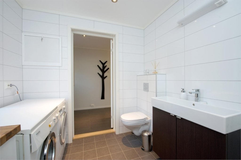 Bad og vaskerom i 1 etg bilde 2 (illustrasjonsbilde) Galleribilde