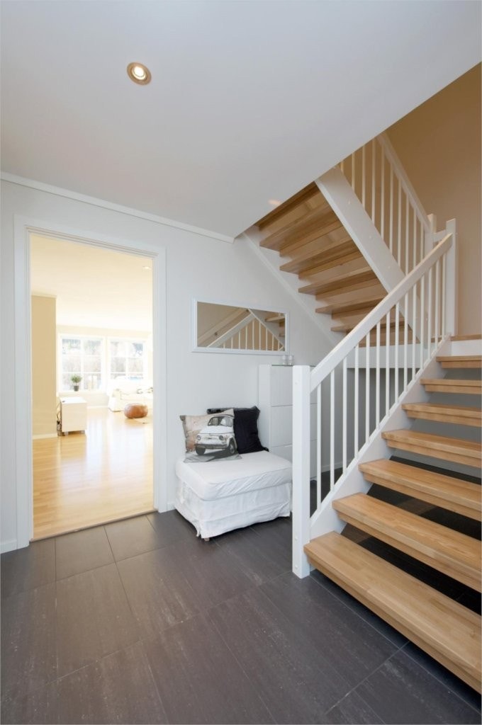 Entre og trapperom. (illustrasjonsbilde) Galleribilde