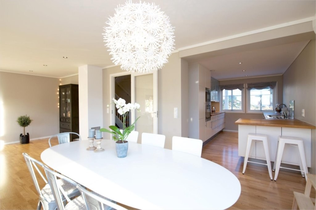 Fra spisestue mot kjøkken (illustrasjonsbilde) Galleribilde