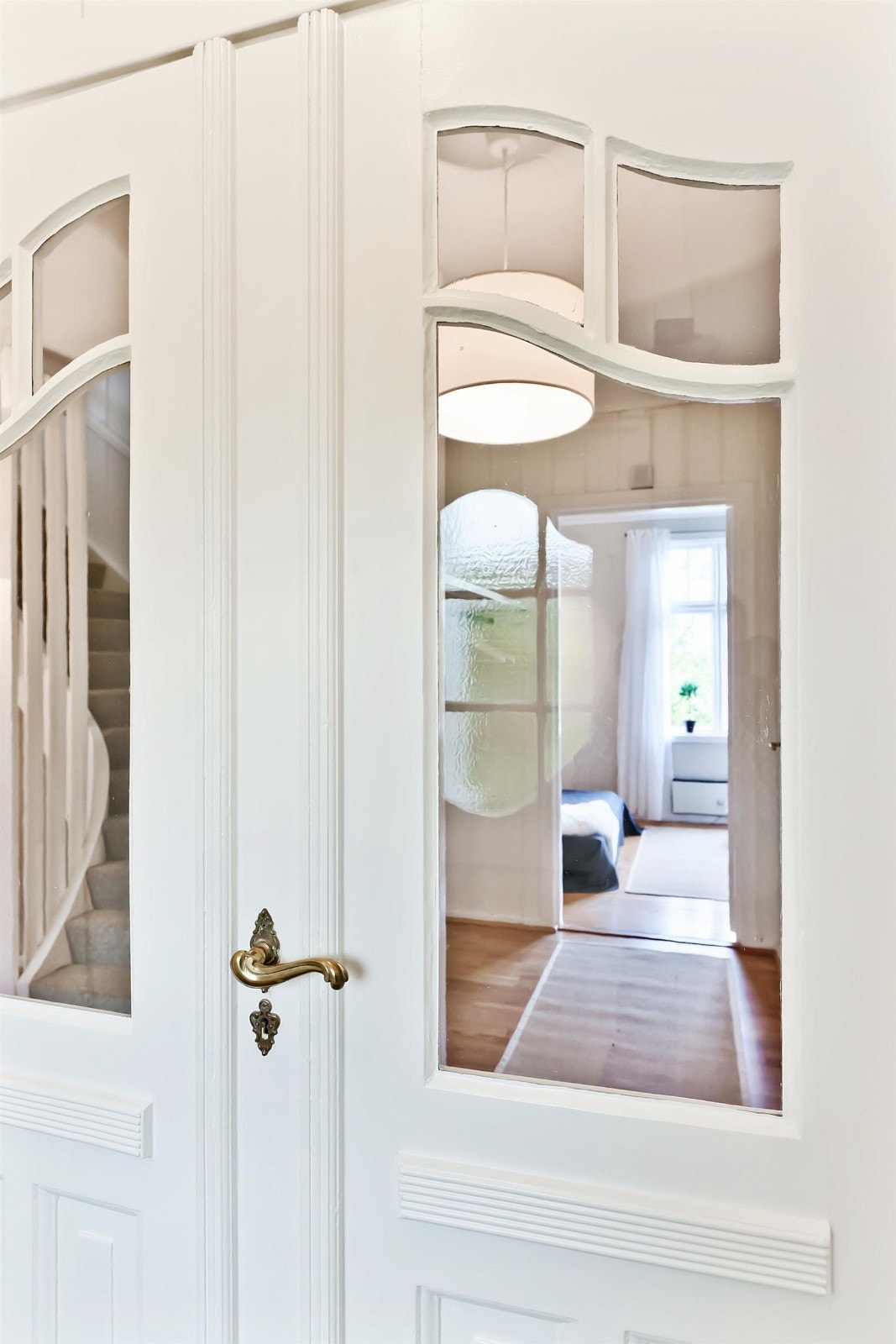 Boligen har mange flott orginal detaljer som denne dobbeldøren inn fra vindfanget Galleribilde