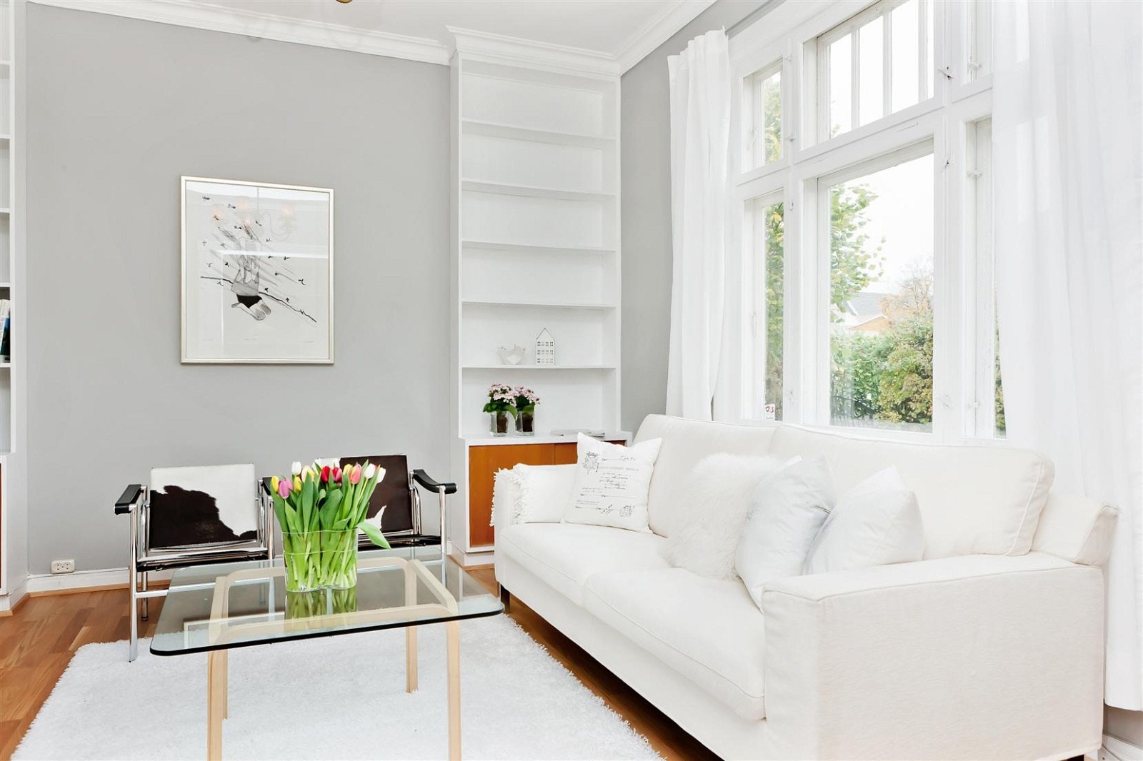 Innebygde hyller til pynt og bøker Galleribilde