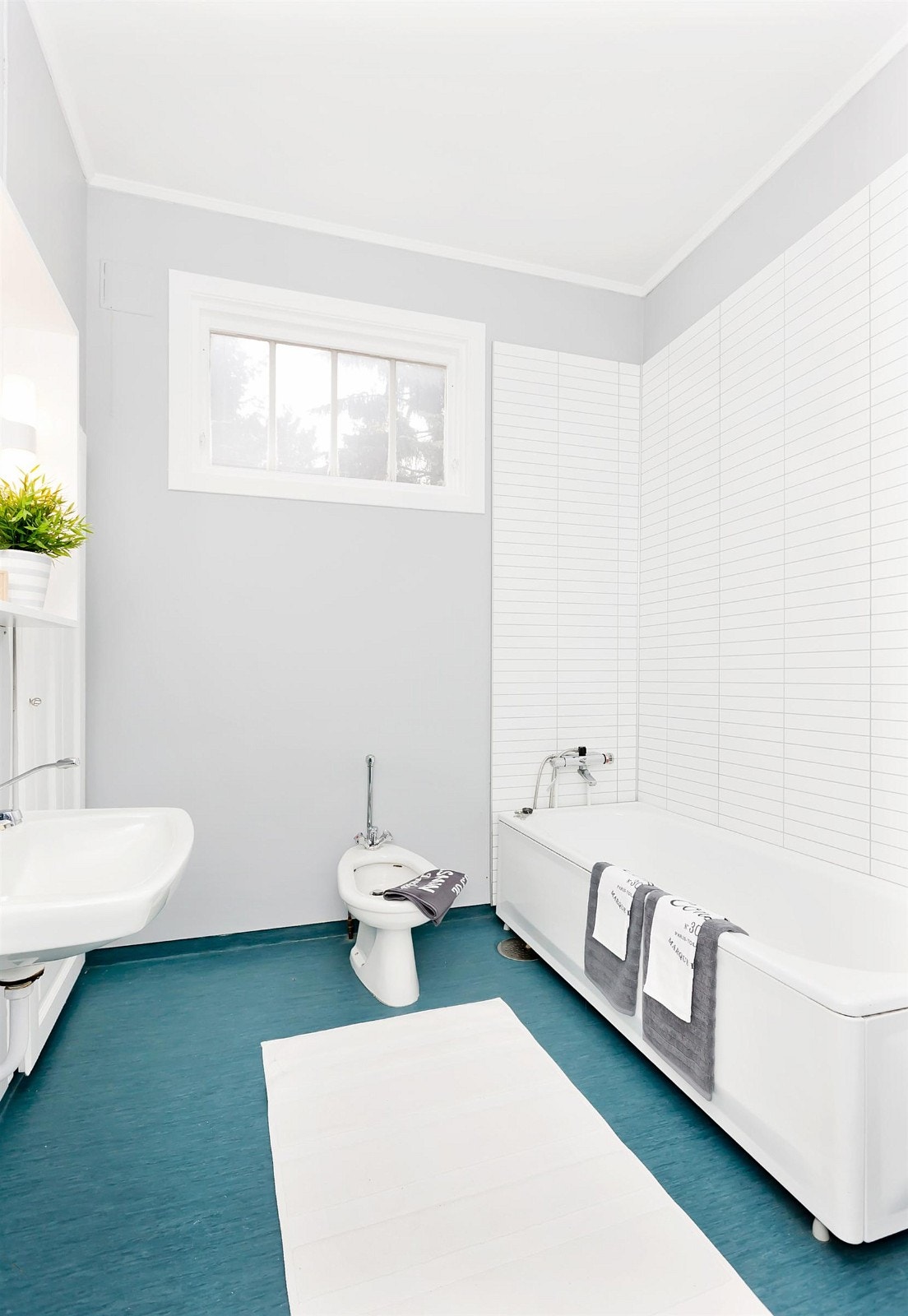 Badet i 2. etasje med orginal takhøyde gir en meget god romfølelse Galleribilde