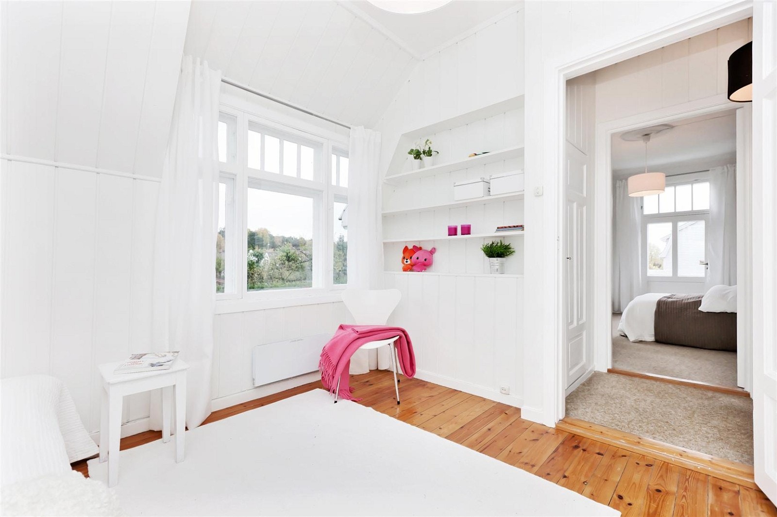 2. etasje inneholder 3 soverom, alle er romslige og har lyse flater Galleribilde