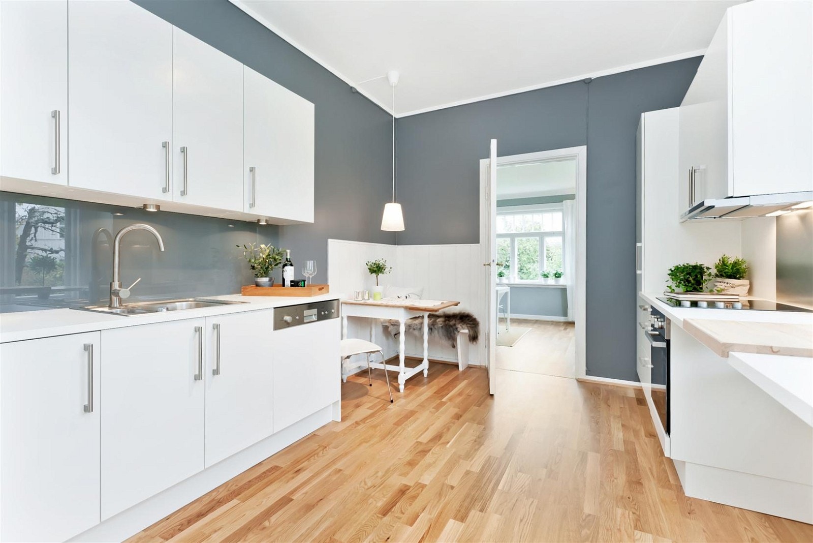 Nyere kjøkkeninnredning med int hvitevarer Galleribilde