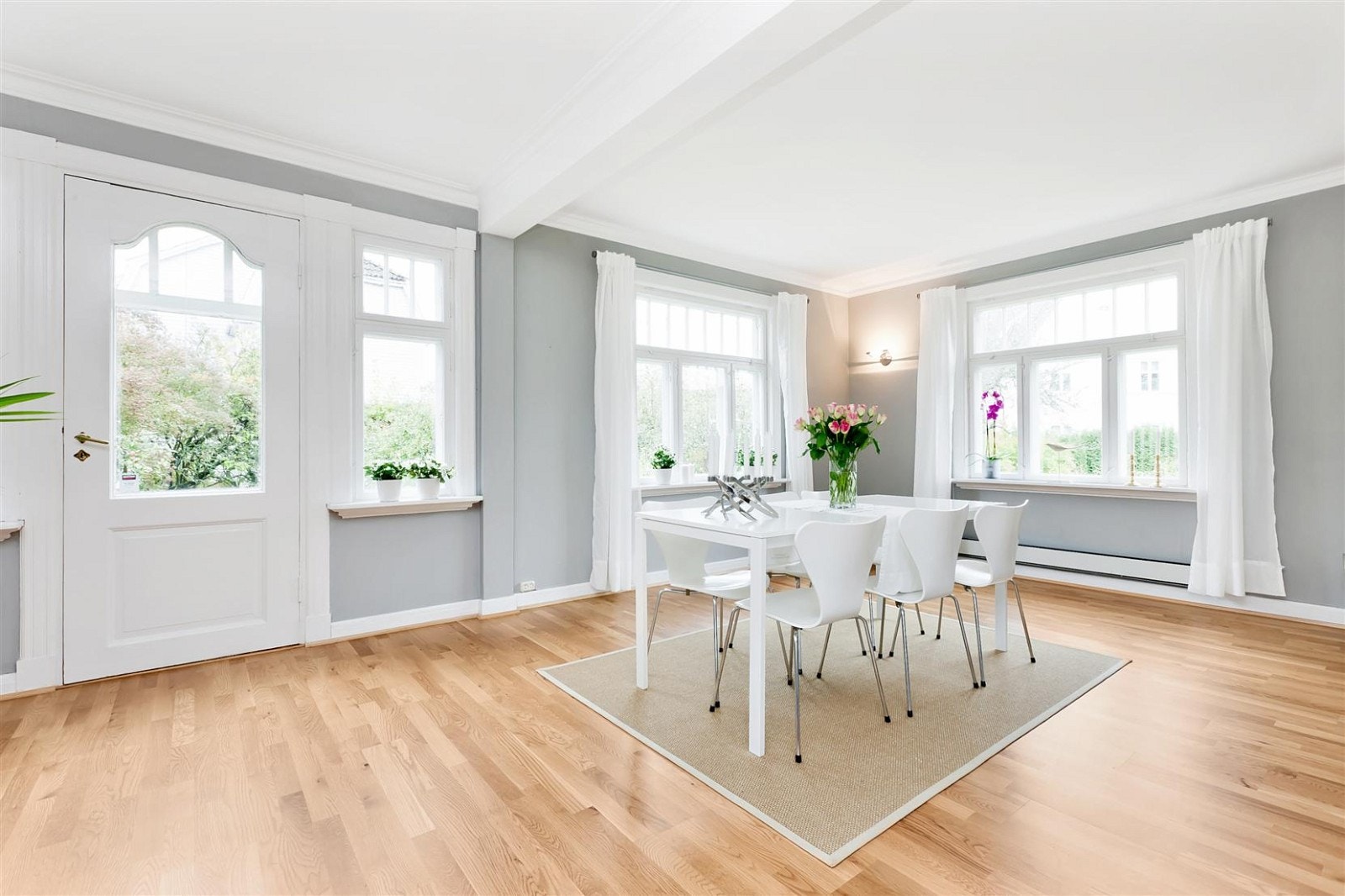 Spisestuen har flotte orginal vinduer som gir et spesielt lys inn Galleribilde