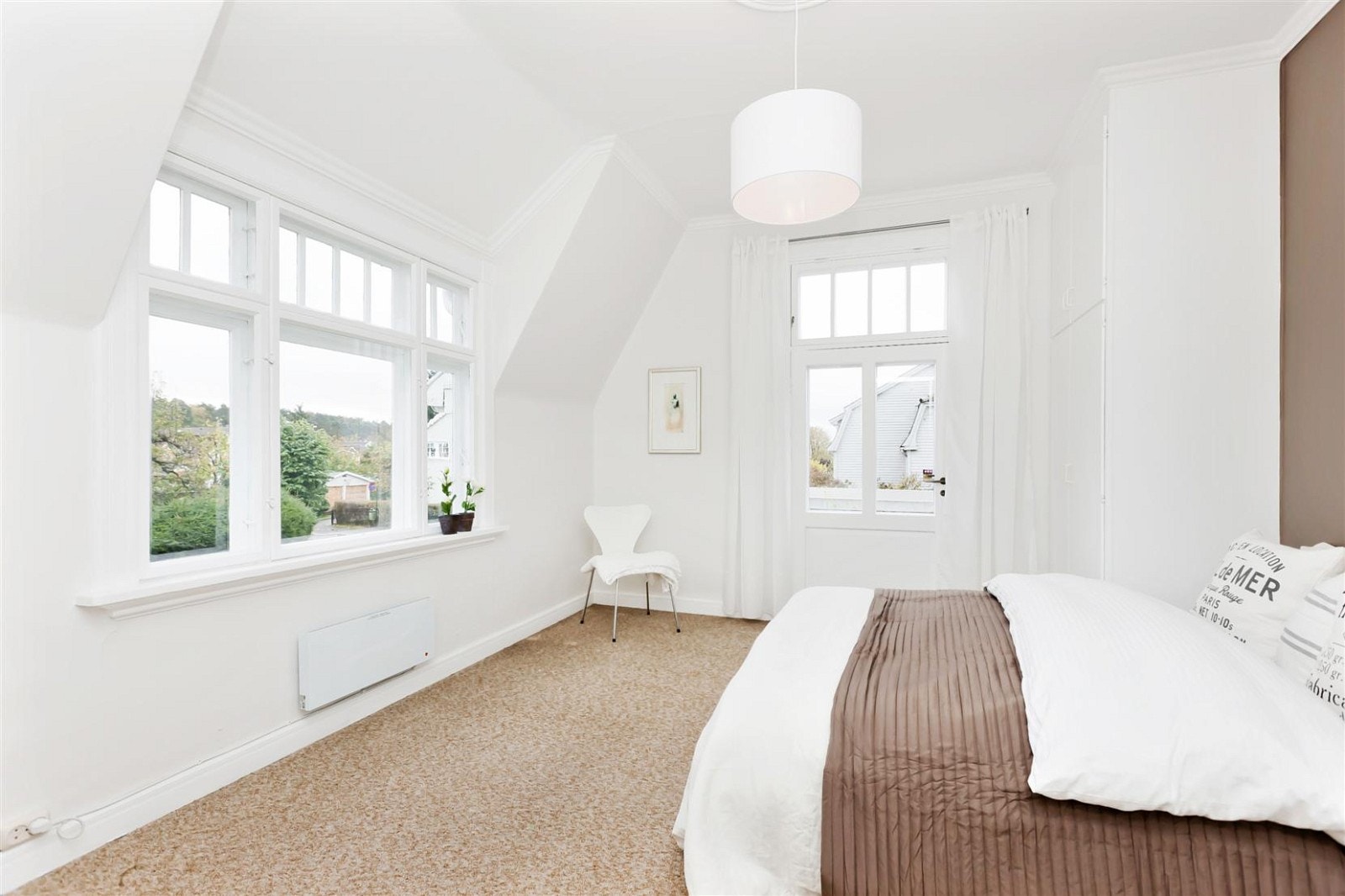 Soverommet her har utgang til en luftebalkong med flotte solforhold og utsikt Galleribilde