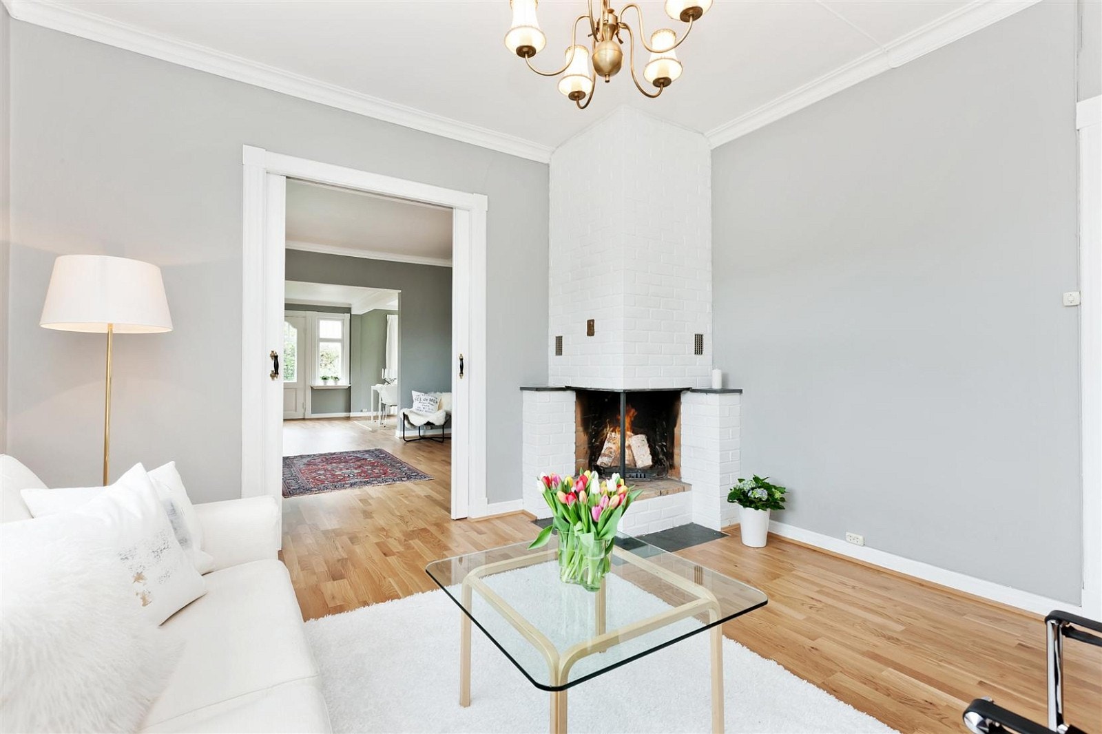 Åpen peis i biblioteket setter stemningen Galleribilde