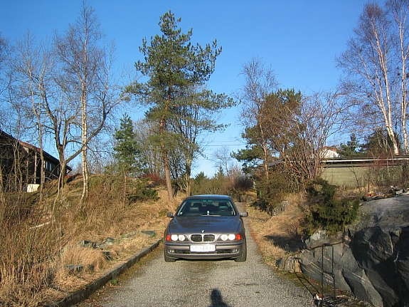 Bilvei helt frem til tomtegrensen. Galleribilde