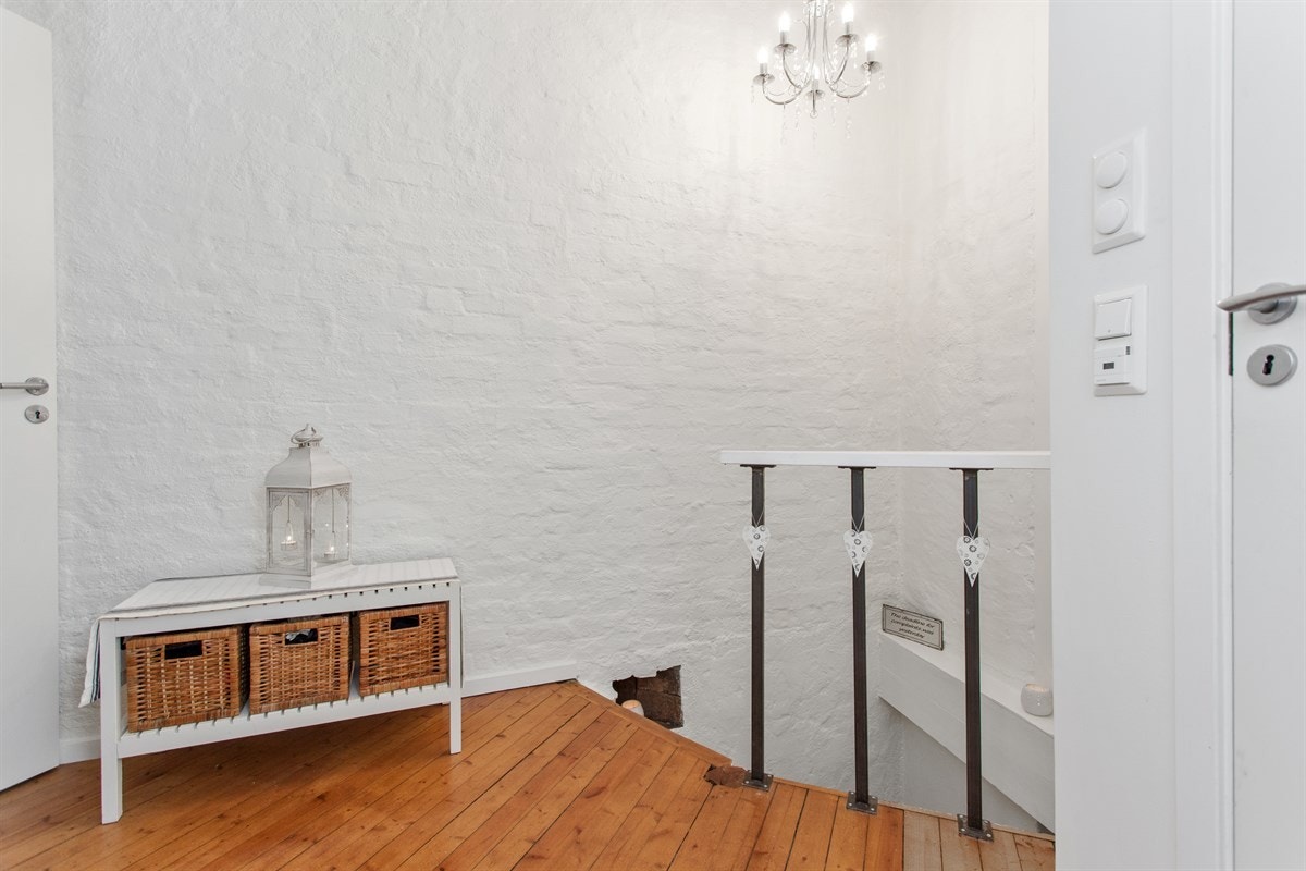 Flotte originale tregulv og malt original mur Galleribilde