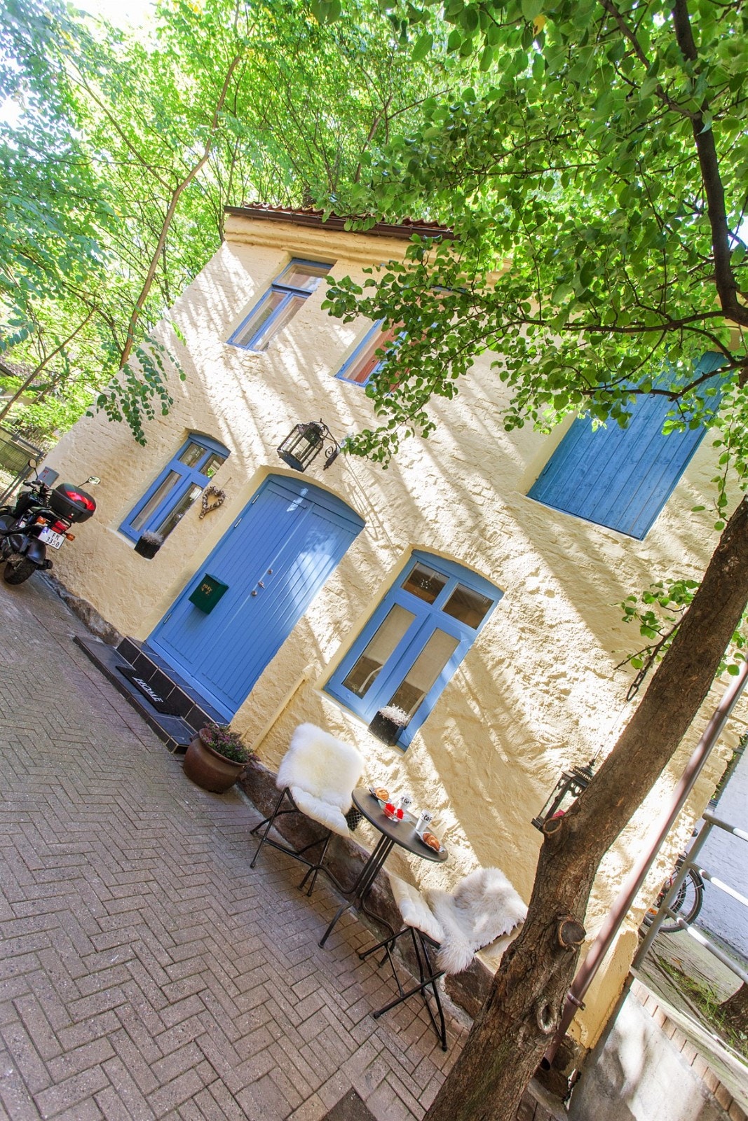 Eneboligen ligger stille og fredelig til i bakgård Galleribilde