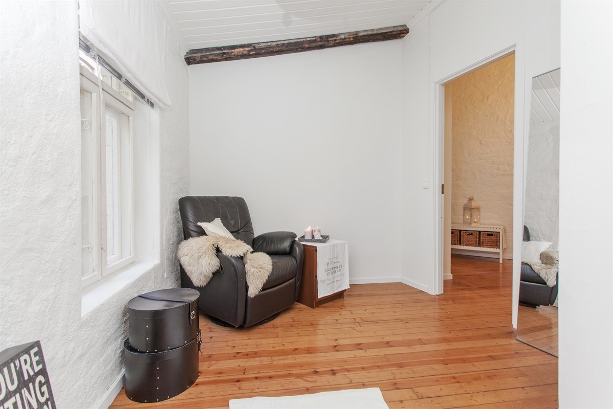 Plass til seng og en garderobeløsning Galleribilde