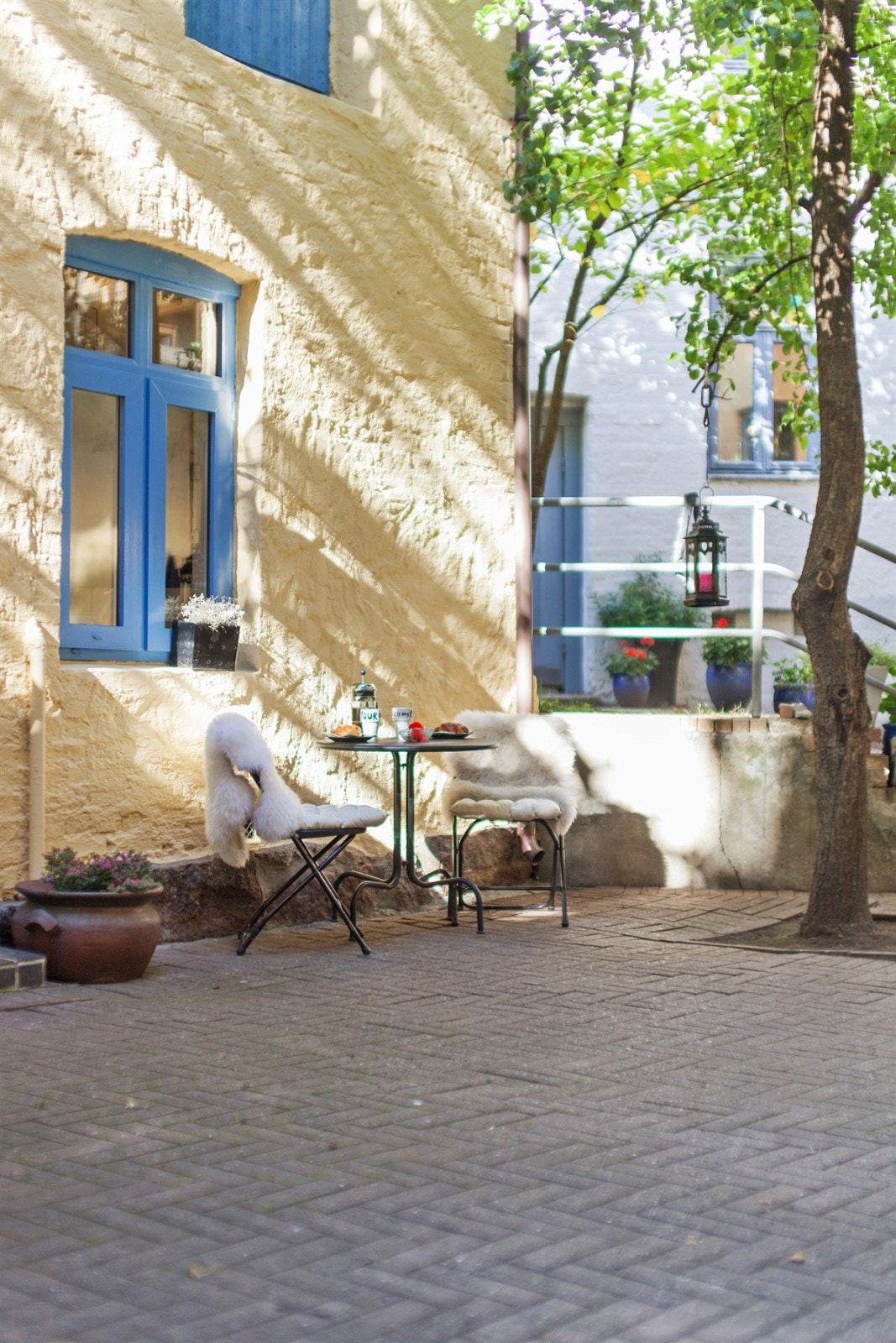En uteplass perfekt for en hyggelig frokost på varme dager Galleribilde