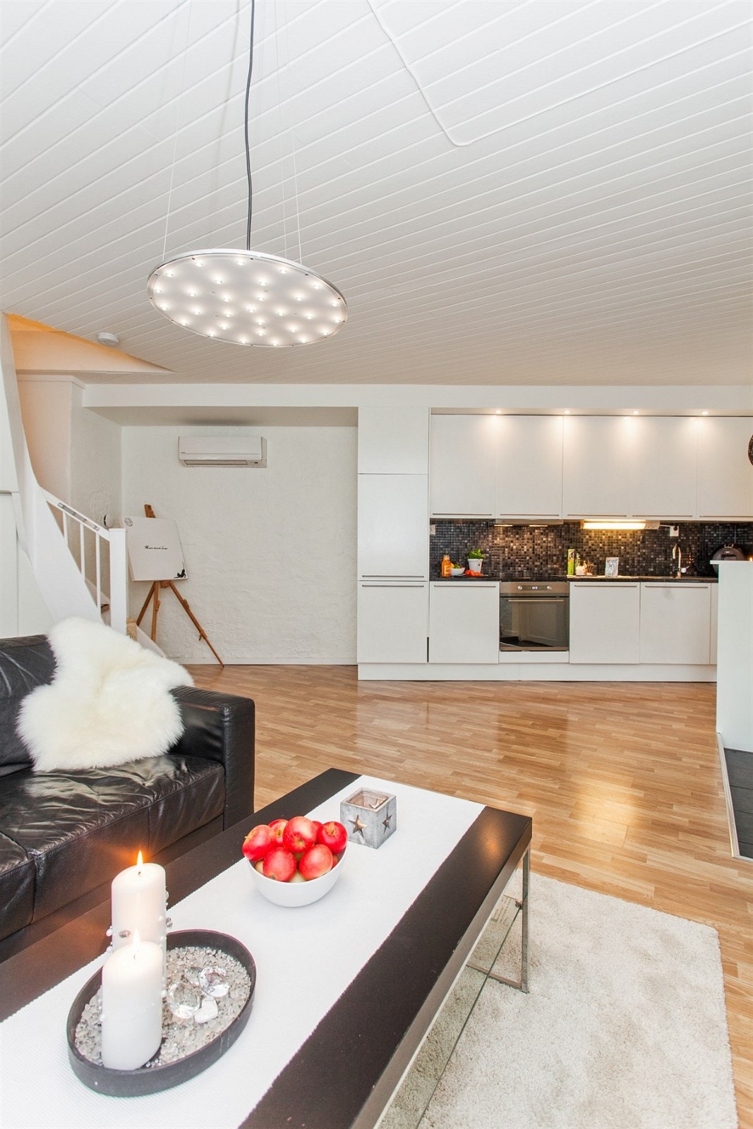 God plass til en sofa, bord og Tv benk Galleribilde