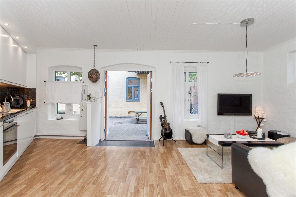 Lyse laminatgulv med varmekabler i hele 1.etg Galleribilde