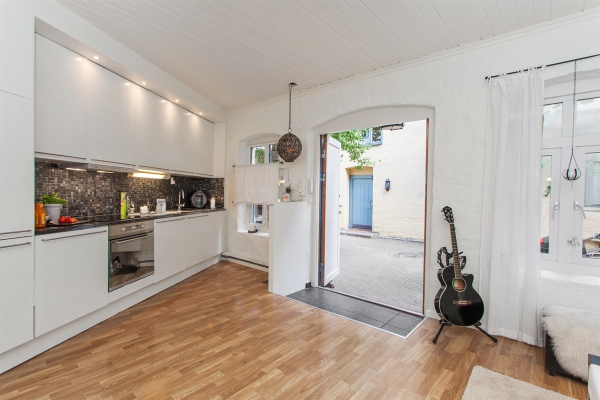 Det er deilig å kunne åpne den doble inngangsdøren på sommerstid Galleribilde