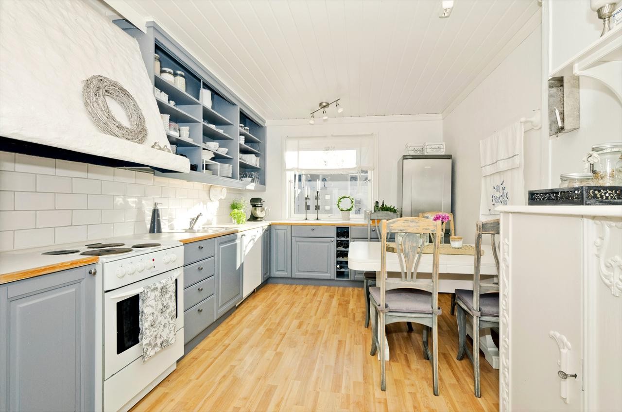 Stort kjøkken med godt dagslys Galleribilde