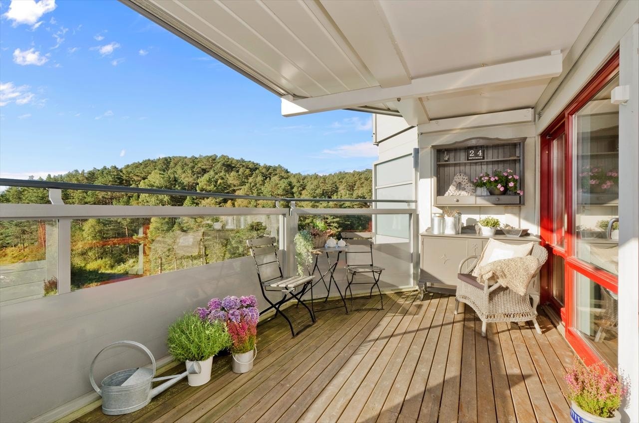 Usjenert og solrik terrasse Galleribilde