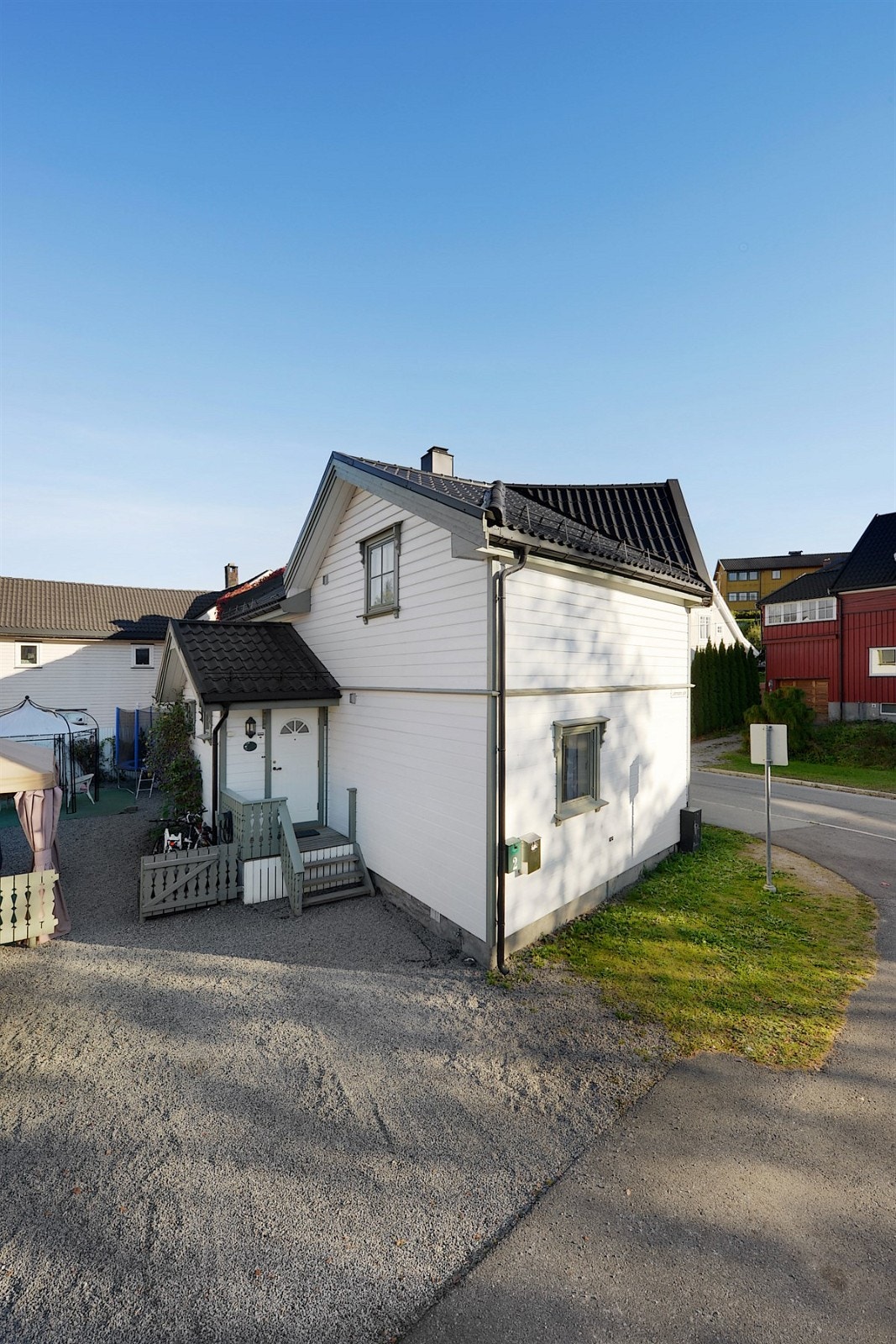 Fasade og 1 biloppstillingsplass Galleribilde