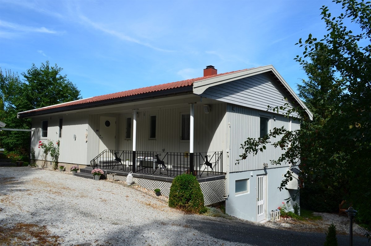 Sett fra sydvest, inngang til leiligheten i underetg. Galleribilde