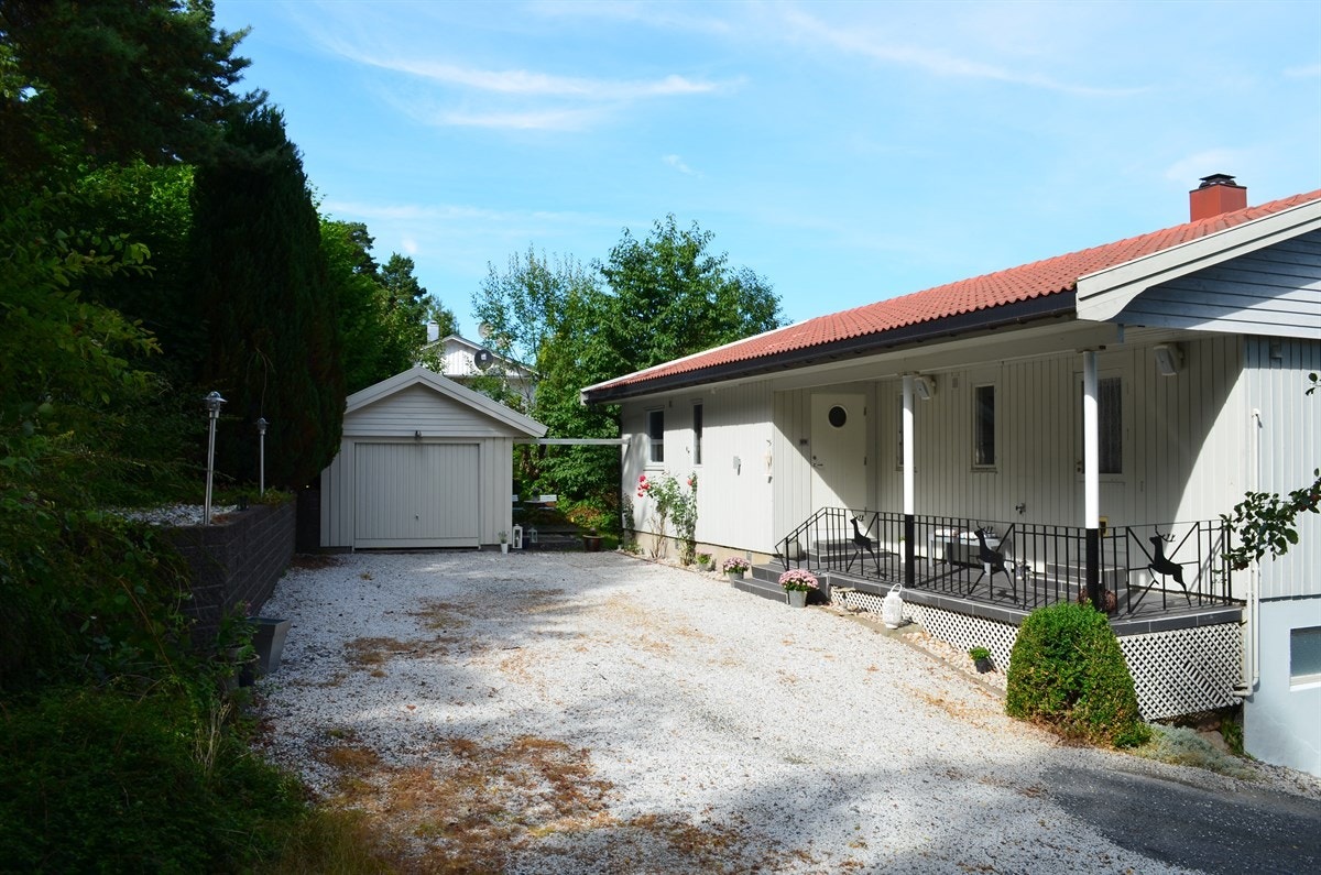 Det er garasje og ellers gode parkeringsforhold Galleribilde