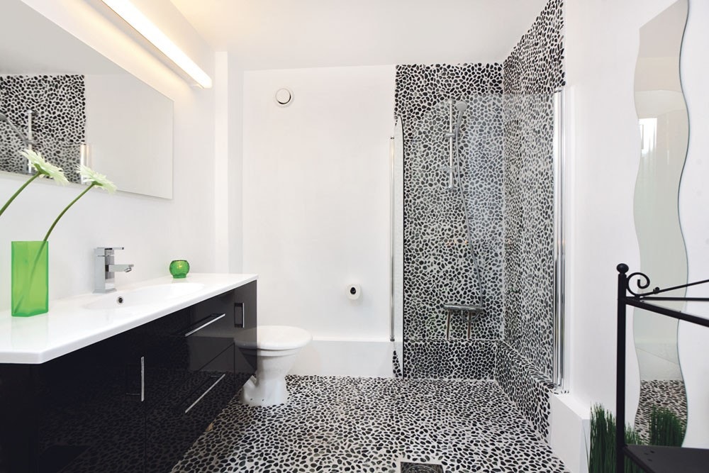 Nyere baderom med fin design. Galleribilde