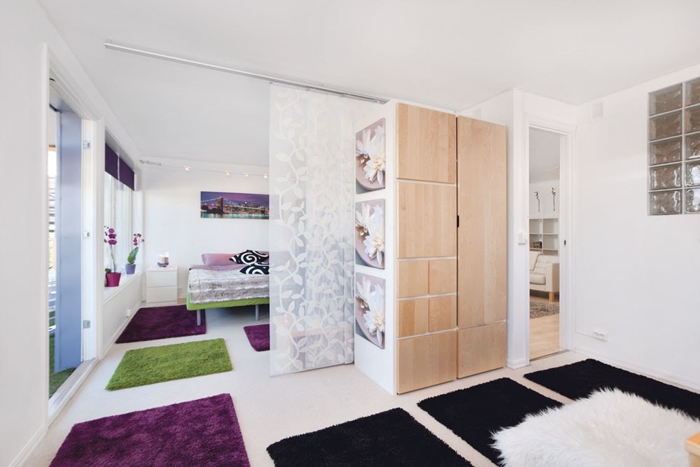 Stort vinkelformet soverom med store panoramavinduer, fin utsikt og utgang til balkong. Galleribilde