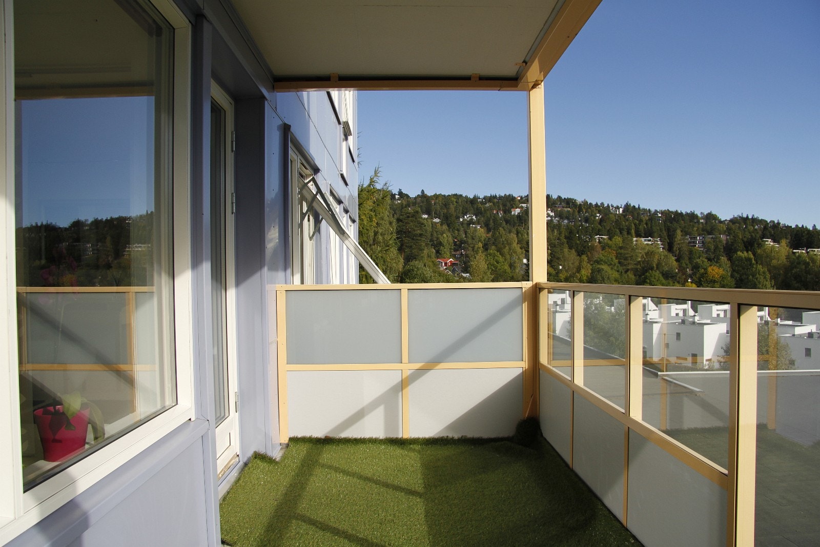 Overbygget balkong med vid utsikt mot Holmenkollen og byen. Galleribilde