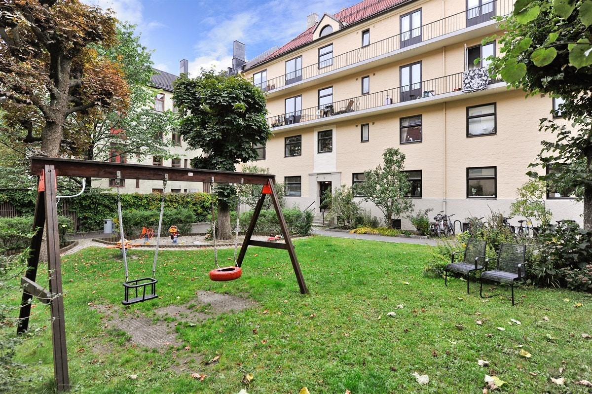 Parkmessig gårdsrom Galleribilde