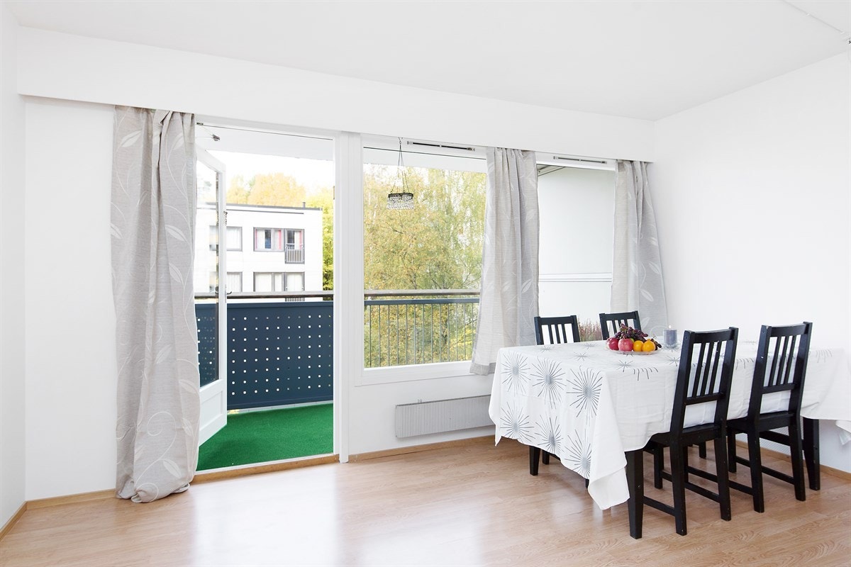 I stuen er det god plass til et spisebord. Galleribilde