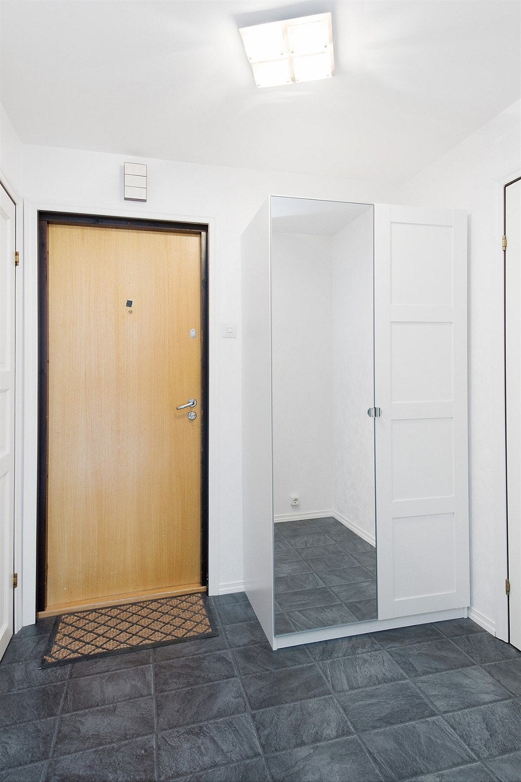 Gang med tilgang praktisk innvendig bod. Galleribilde