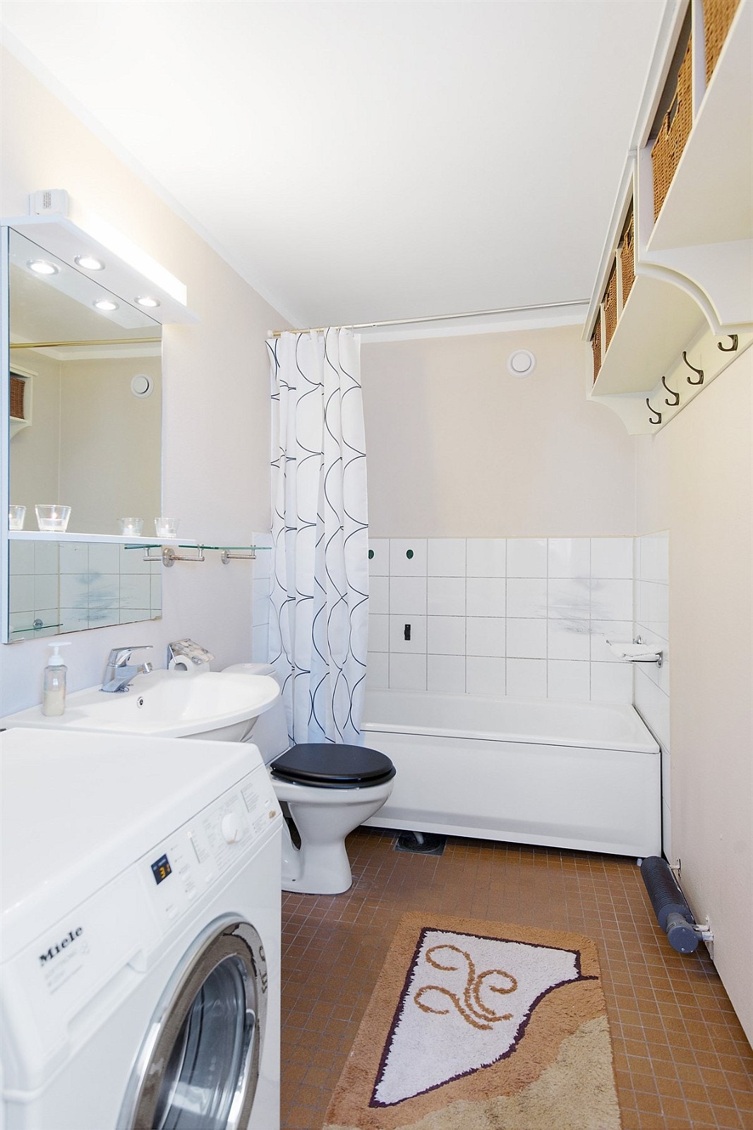 Bad med opplegg for vaskemaskin. Galleribilde