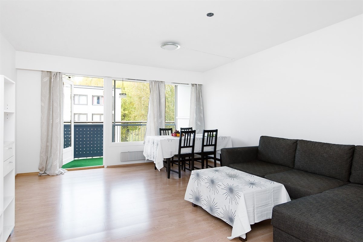 Romslig stue med adkomst til solrik balkong. Galleribilde