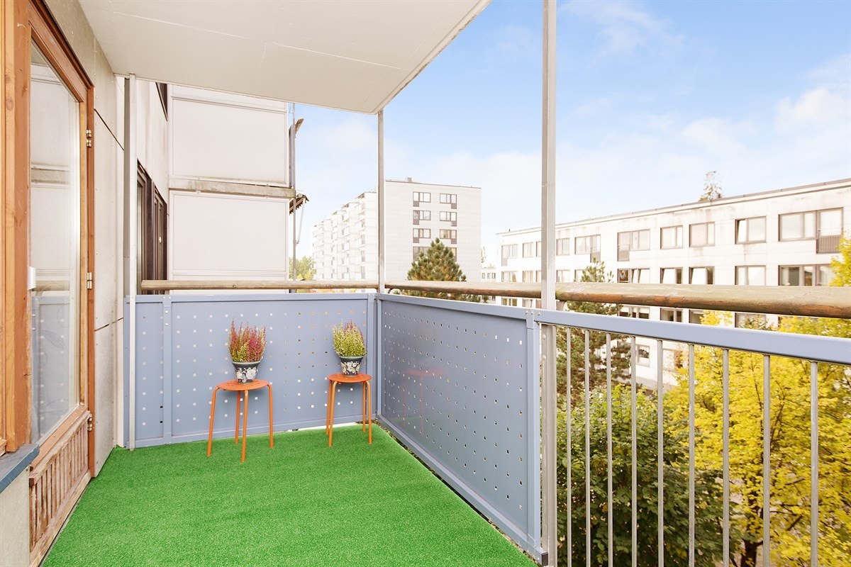 Usjenert balkong med ettermiddagssol. Galleribilde