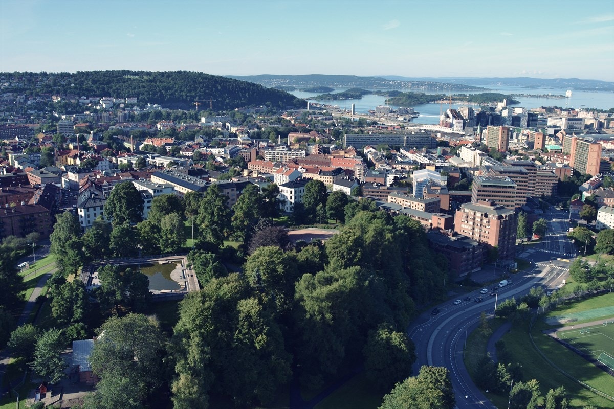 Kampenparken ligger 50 meter fra Bøgata 32, du ser vannspeilet nedderst til venstre i bildet. Galleribilde