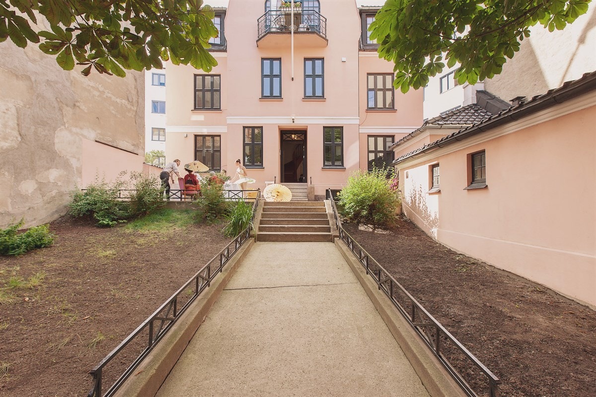 Hagen har et stort potensiel og var tidligere pent opparbeider med gressplen og beplantning. Galleribilde