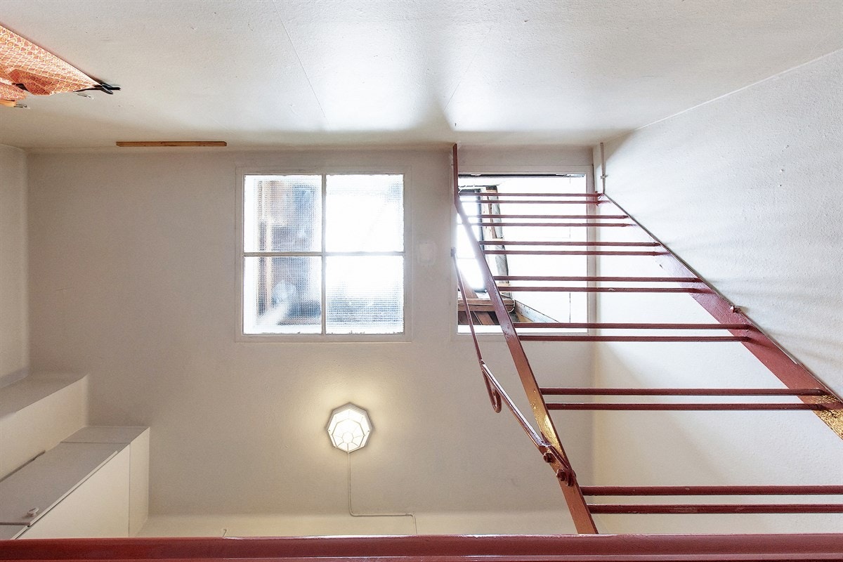 Trapp opp til loftsstudio lager Galleribilde