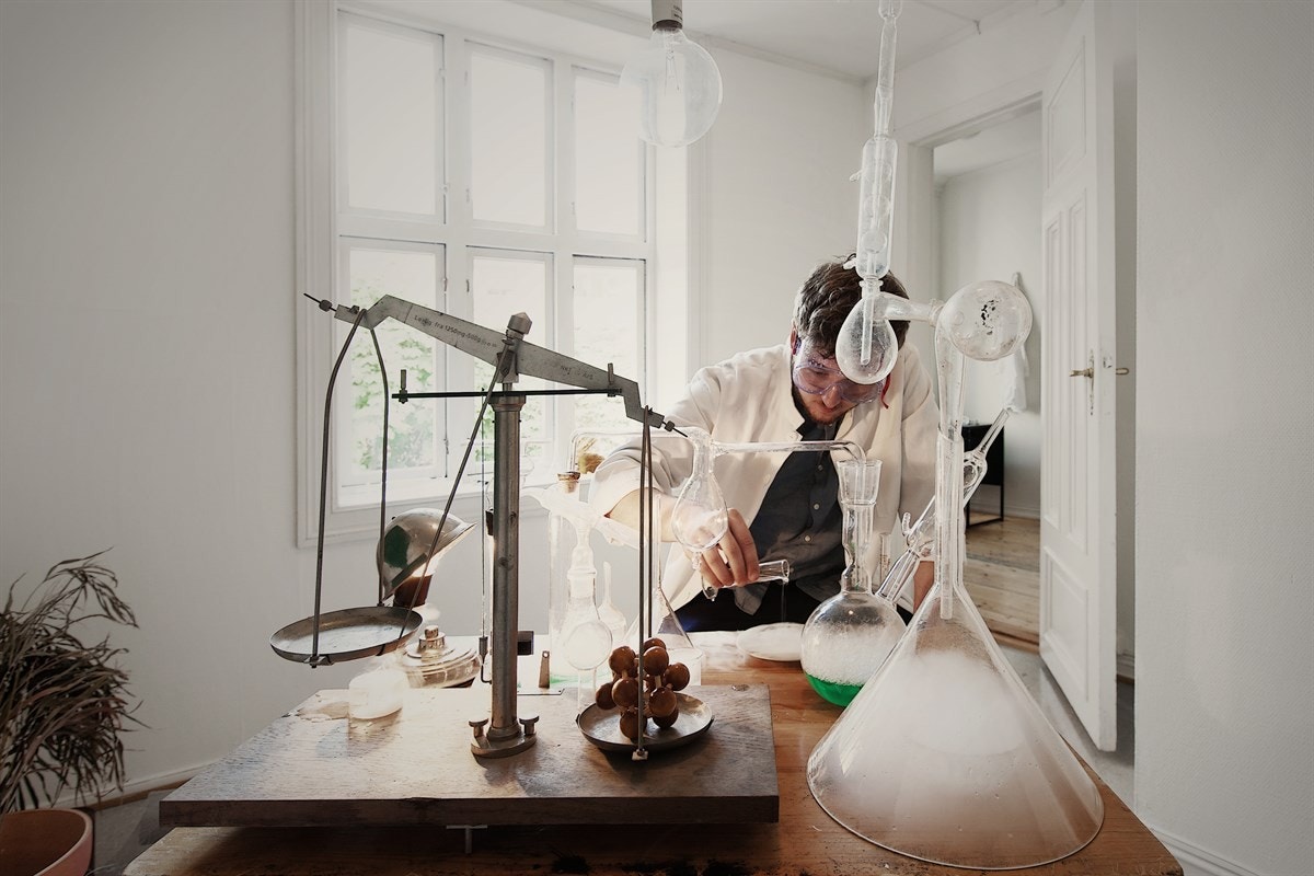 Et godt oppholdsrom med plass for seng, sofa og en interessant leieboer. Kjøkkenet ligger ut døren i bakkant. Galleribilde