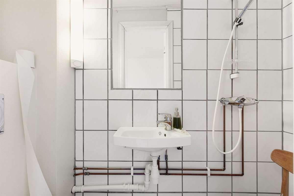 Flislagt bad tilknyttet hybelen i 2. etasje. Galleribilde
