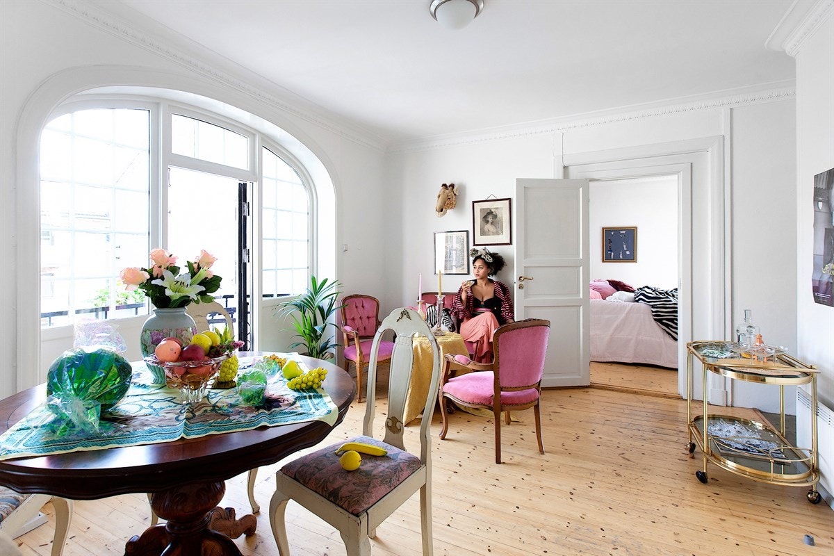 Lys og åpen stue med plass for sofagruppe og spisebord. Galleribilde