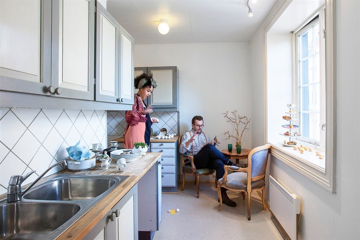 Kjøkken i "L" form med god plass til kakebakst. Galleribilde