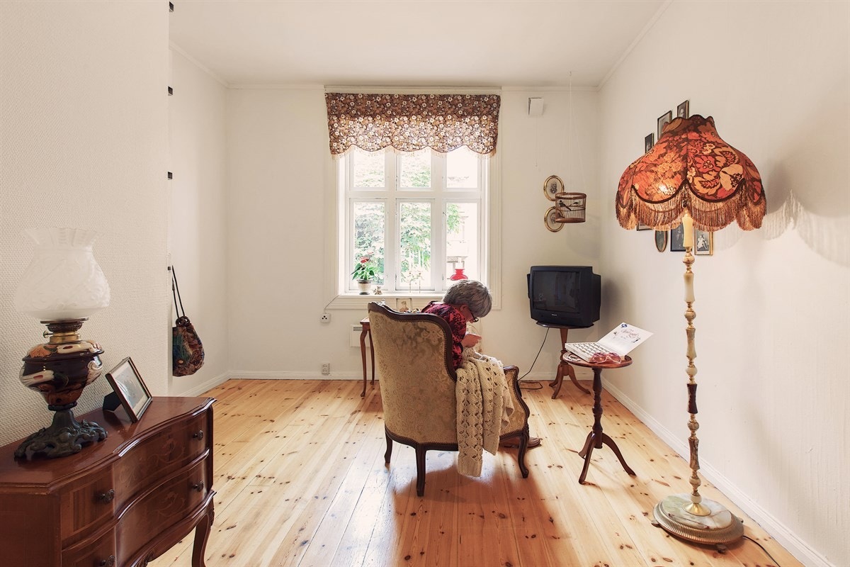 Soverom/oppholdsrommet har plass for både sittegruppe, sofa og seng. Galleribilde