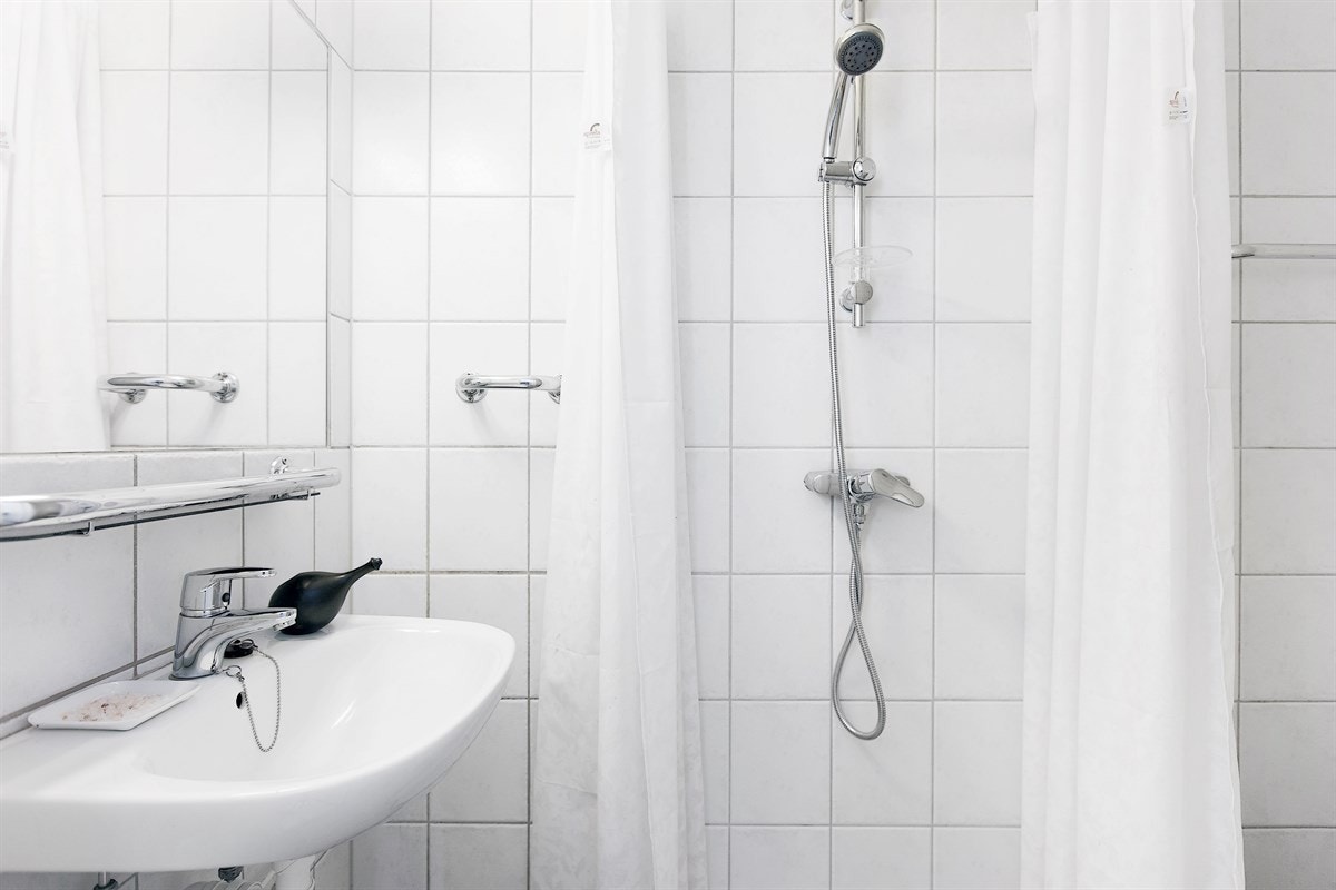 Bad/wc med plass til det nødvendigste for leieboer. Galleribilde