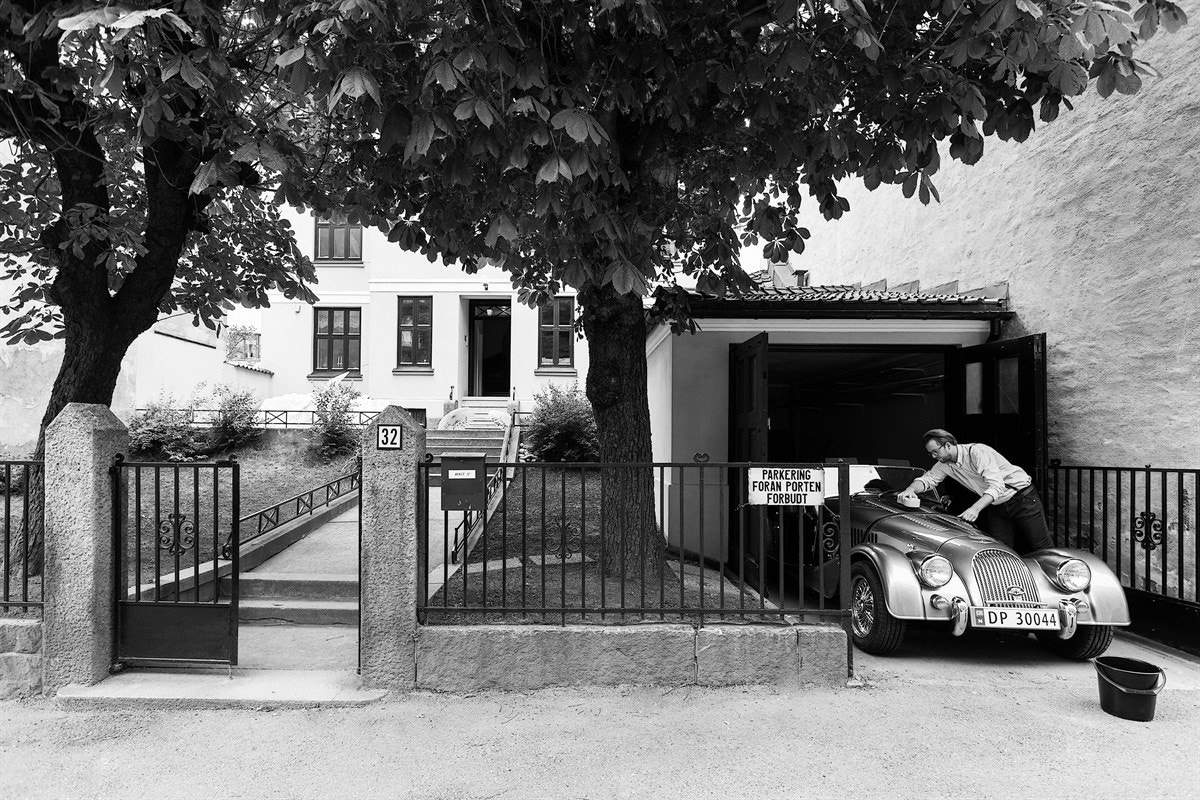 Bilen parkerer du trygt i egen garasje. Galleribilde