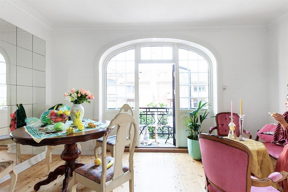 Buede vinduer ut mot den luftige balkongen. Galleribilde